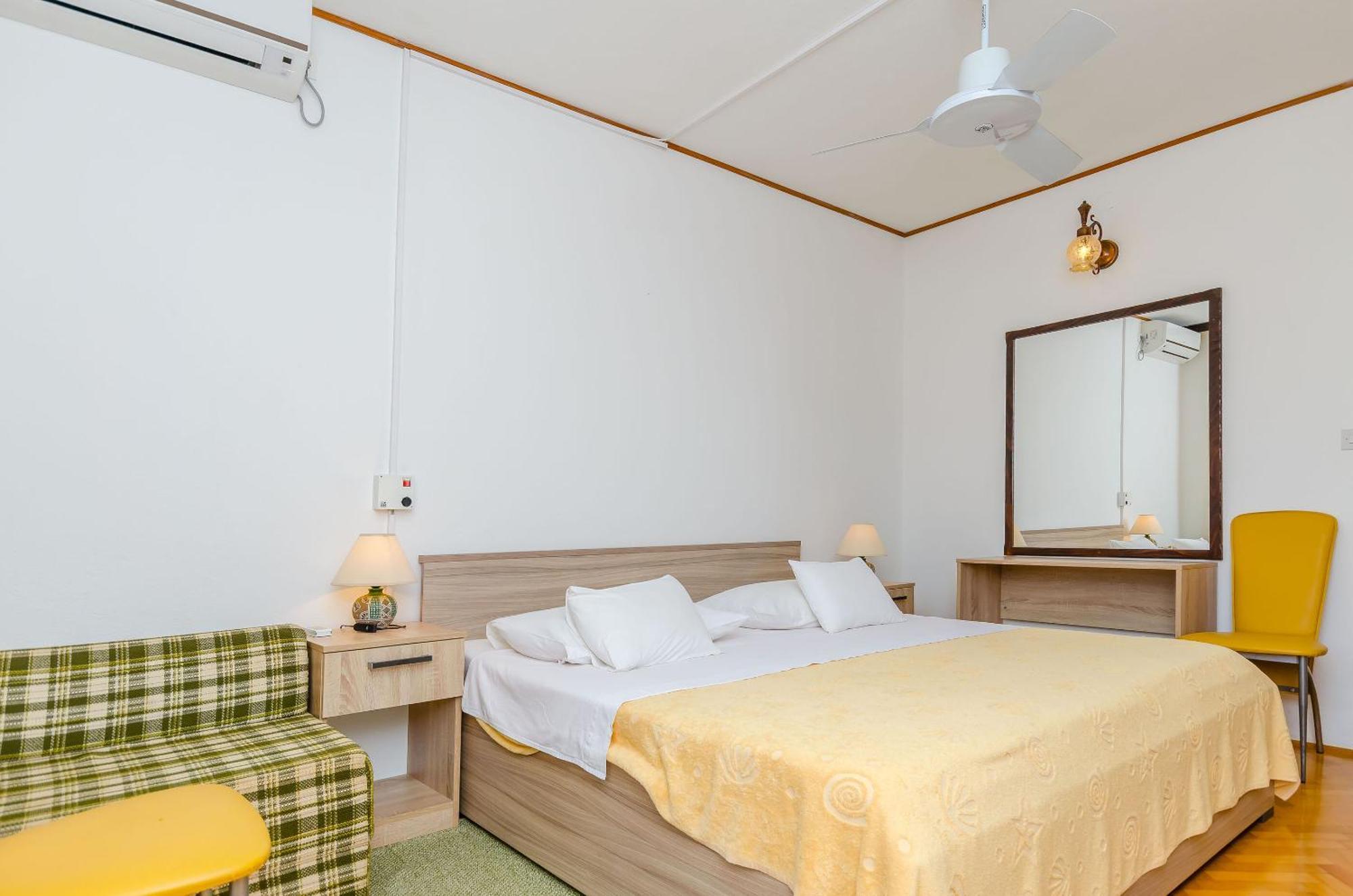 Apartments And Rooms Darinka Vrboska Extérieur photo